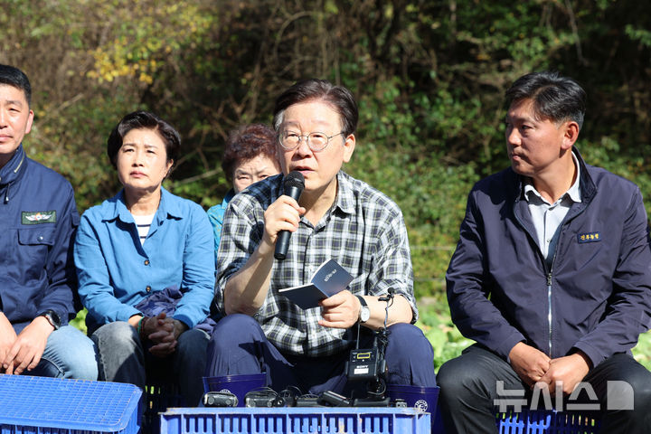 [평창=뉴시스] 권창회 기자 = 이재명 더불어민주당 대표가 17일 오후 강원 평창군 한 배추농가에서 배추값 안정화를 위한 현장간담회를 열고 발언하고 있다. 2024.10.17. kch0523@newsis.com