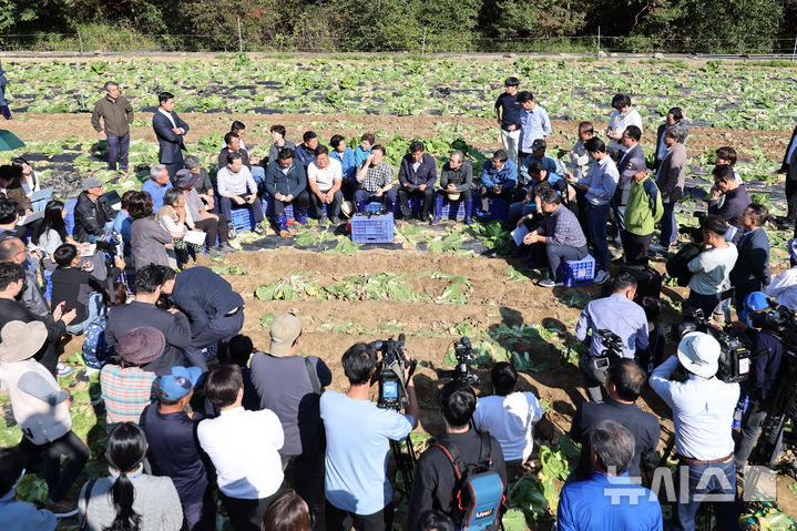 [평창=뉴시스] 권창회 기자 = 이재명 더불어민주당 대표가 17일 오후 강원 평창군 한 배추농가에서 배추값 안정화를 위한 현장간담회를 열고 지역농민의 고충을 듣고 있다. 2024.10.17. kch0523@newsis.com