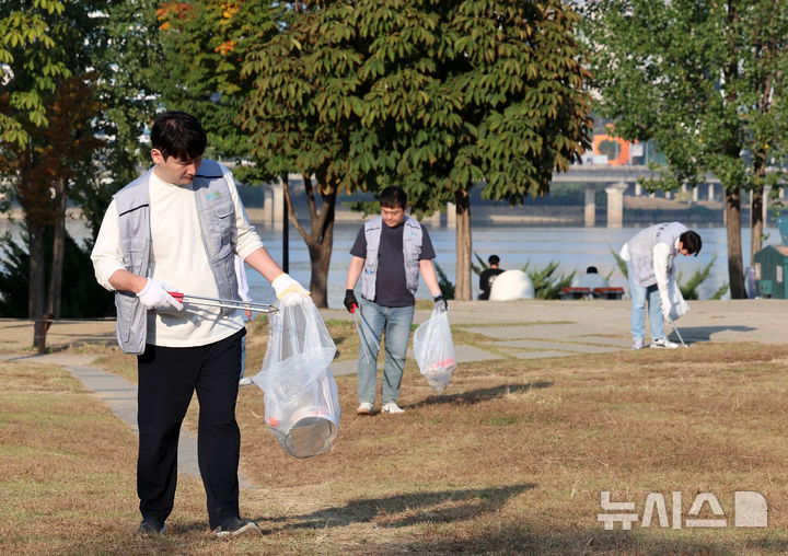 [서울=뉴시스] 이영환 기자 = 염영남 뉴시스 대표이사와 임직원들로 이루어진 자원봉사단이 17일 오후 서울 영등포구 여의도한강공원에서 줍깅(플로깅) 봉사활동을 하고 있다. 2024.10.17. 20hwan@newsis.com