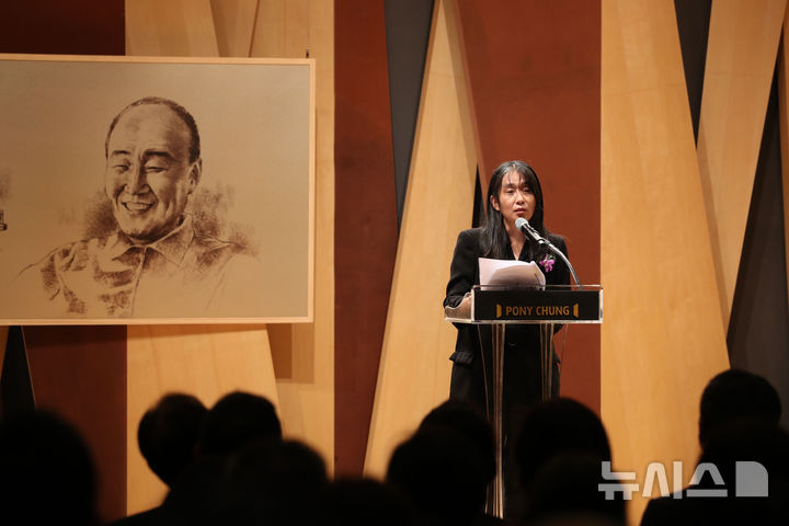 [서울=뉴시스] 사진공동취재단 = 2024 노벨문학상 수상 작가 한강이 17일 오후 서울 삼성동 포니정홀에서 열린 '2024 포니정 혁신상' 시상식에서 수상 소감을 말하고 있다. 2024.10.17. photo@newsis.com