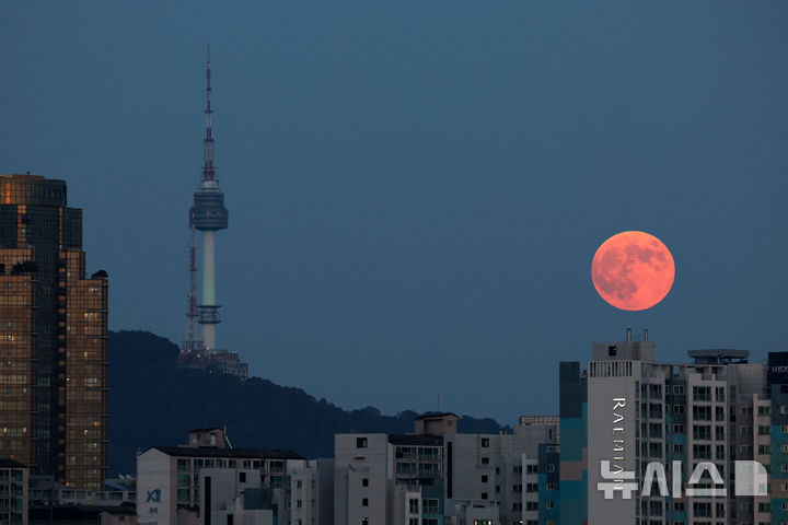 [서울=뉴시스] 김선웅 기자 = 17일 저녁 서울 하늘 위로 올해 가장 큰 보름달 슈퍼문이 떠오르고 있다. 2024.10.17. mangusta@newsis.com