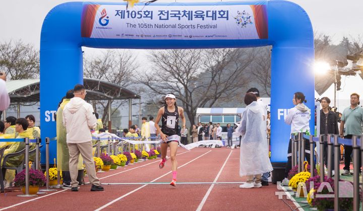 [서울=뉴시스]SK텔레콤은 자사가 후원하는 스포츠 꿈나무 선수들이 11~17일 경남 김해에서 개최된 제105회 전국체육대회에 출전해 금메달 19개, 은메달 5개, 동메달 7개를 수상했다고 18일 밝혔다. 사진은 여자 18세 이하부 개인전과 단체전·계주 등 총 금메달 3개를 획득한 근대 5종 신수민(서울체육고) 선수. (사진=SK텔레콤 제공)