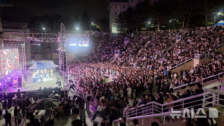 [창원=뉴시스] 마산대학교 축제 '한결 청우대동제' 개막식이 17일 청강기념관 특설무대에서 열리고 있다. (사진=마산대 제공) 2024.10.18. photo@newsis.com