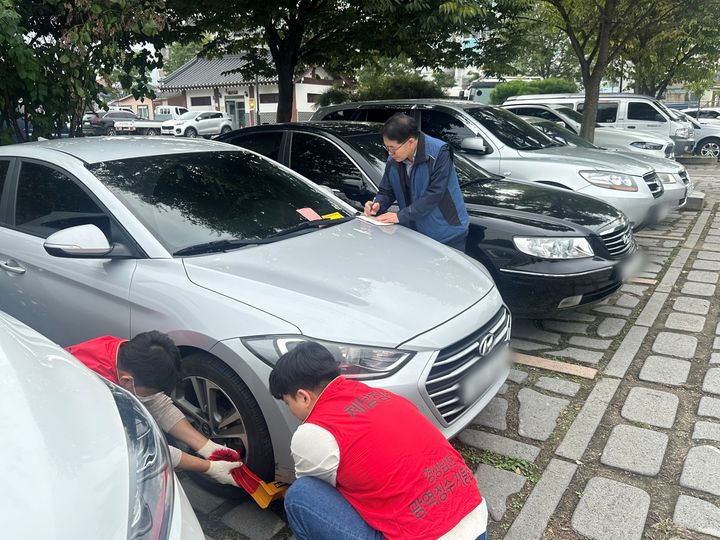 [창녕=뉴시스] 안지율 기자 = 체납차량 바퀴 잠금장치를 하고 있다. (사진=창녕군 제공) 2024.10.18. photo@newsis.com *재판매 및 DB 금지