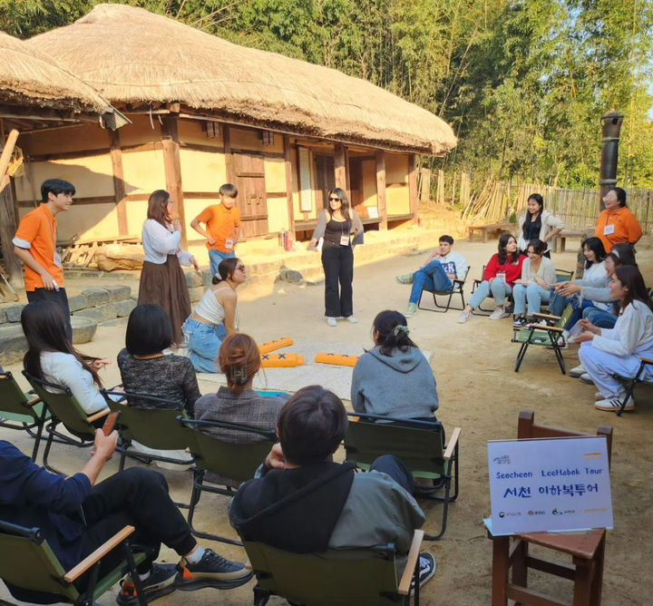 [서천=뉴시스] 충남 서천군 이하복 고택에서 외국인 학생들이 투어 프로그램을 즐기고 있다. (사진= 서천군 제공) *재판매 및 DB 금지