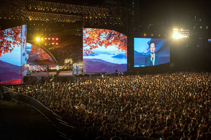 [거제=뉴시스] 신정철 기자= 삼성중공업은 오는 19일 창립 50주년을 맞아 지속 가능한 경영으로 향후 100년 기업으로 나갈 것을 다짐했다. 사진은 삼성중공업 최성안 대표이사(부회장)가 지난 1일 창립 50주년 기념 'KBS 열린음악회'에서 임직원 및 선주, 거제 시민에게 인사말을 전하고 있는 모습.(사진=삼성중공업 제공).2024.10.19. photo@newsis.com *재판매 및 DB 금지