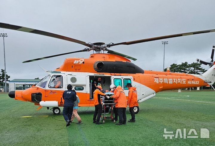 [서귀포=뉴시스] 18일 오전 제주 서귀포시 남원읍 인근 농장에서 일하던 A씨가 손목 부위가 절단되는 사고를 당해 출동한 소방헬기로 옮겨지고 있다. (사진=제주도소방안전본부 제공) 2024.10.18. photo@newsis.com *재판매 및 DB 금지