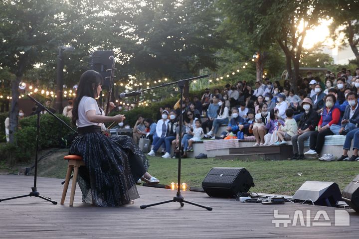 [서울=뉴시스]서울 송파구는 오는 19일 오후 2시 석촌호수 동호 수변무대 일대에서 '송파청년축제'를 개최한다고 18일 밝혔다. (사진=송파구 제공). 2024.10.18. photo@newsis.com 