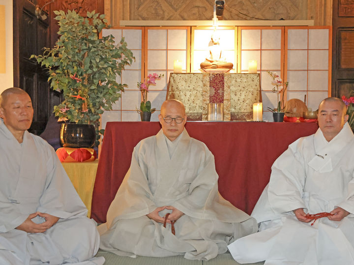 [서울=뉴시스] 10일(현지시간) 미국 코네티컷주 뉴헤이븐 예일대 기숙사 내 불교법당에서 선명상을 하는 대한불교조계종 총무원장 진우스님(가운데) (사진=대한불교조계종 제공) 2024.10.18. photo@newsis.com *재판매 및 DB 금지