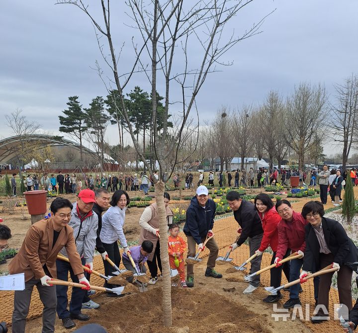 [서울=뉴시스]서울시는 오는 26일 영등포구와 함께 여의도 한강공원에서 가을 식목 행사인 '가을철 동행매력 정원만들기'를 개최한다고 20일 밝혔다. (사진=서울시 제공). 2024.10.20. photo@newsis.com 