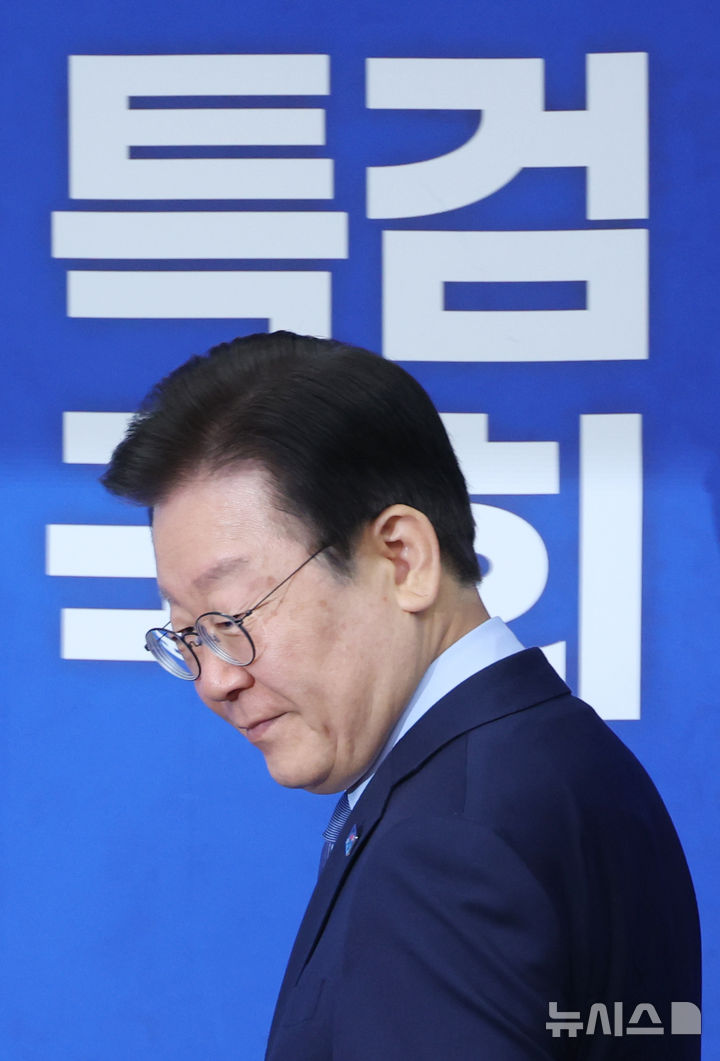 [서울=뉴시스] 고승민 기자 = 이재명 더불어민주당 대표가 18일 서울 여의도 국회에서 열린 당 최고위원회의에 참석하고 있다. 2024.10.18. kkssmm99@newsis.com