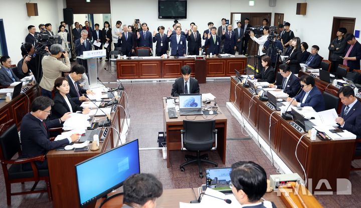 [부산=뉴시스] 하경민 기자 = 국회 교육위원회의 부산·울산·경남교육청에 대한 국정감사가 열린 18일 오전 부산 금정구 부산대학교 대학본부 3층 다목적홀에서 박종훈(앞줄 맨 왼쪽부터) 경남교육감, 하윤수 부산교육감, 천창수 울산교육감 등이 증인선서를 하고 있다. 2024.10.18. yulnetphoto@newsis.com