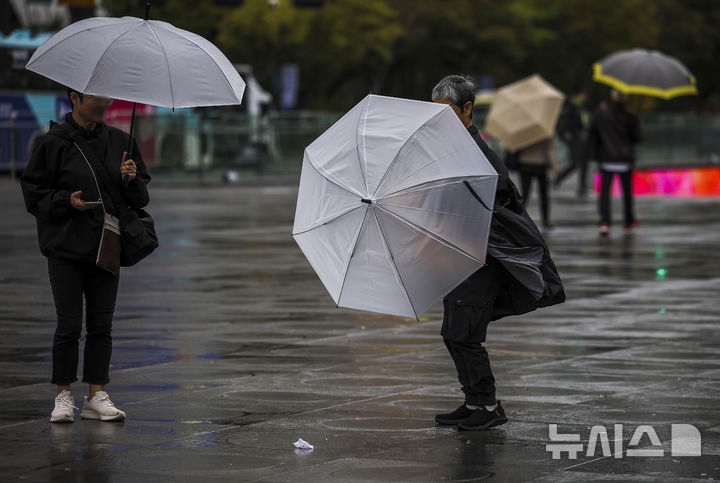 [서울=뉴시스] 정병혁 기자 = 비가 내린 18일 서울 종로구 광화문광장에서 우산을 쓴 시민들이 이동하고 있다. 2024.10.18. jhope@newsis.com