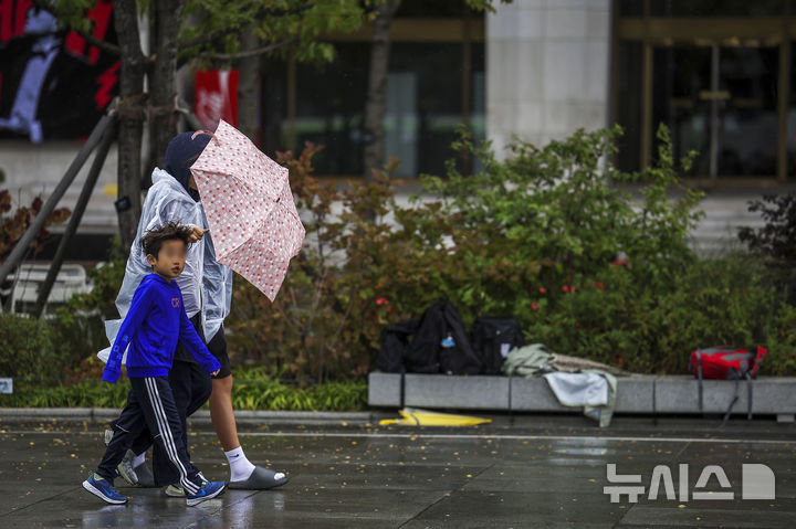 [서울=뉴시스] 정병혁 기자 = 비가 내린 18일 서울 종로구 광화문광장에서 우산을 쓴 시민들이 이동하고 있다. 2024.10.18. jhope@newsis.com