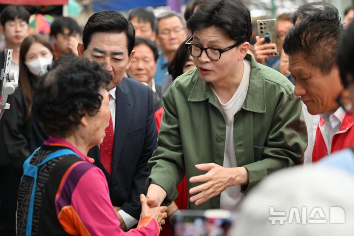 [곡성=뉴시스] 이영주 기자 = 한동훈 국민의힘 당대표와 최봉의 전 곡성군수 후보(오른쪽)가 18일 오전 전남 곡성군 곡성기차마을시장에서 시장 상인들을 만나며 10·16 재선거 낙선 인사를 하고 있다. 2024.10.18. leeyj2578@newsis.com