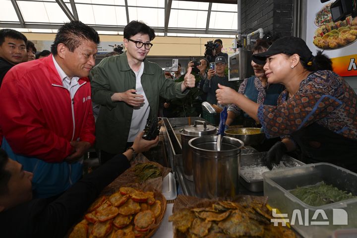 [곡성=뉴시스] 이영주 기자 = 한동훈 국민의힘 당대표와 최봉의 전 곡성군수 후보가 18일 오전 전남 곡성군 곡성기차마을시장에서 시장 상인들을 만나며 10·16 재선거 낙선 인사를 하고 있다. 2024.10.18. leeyj2578@newsis.com