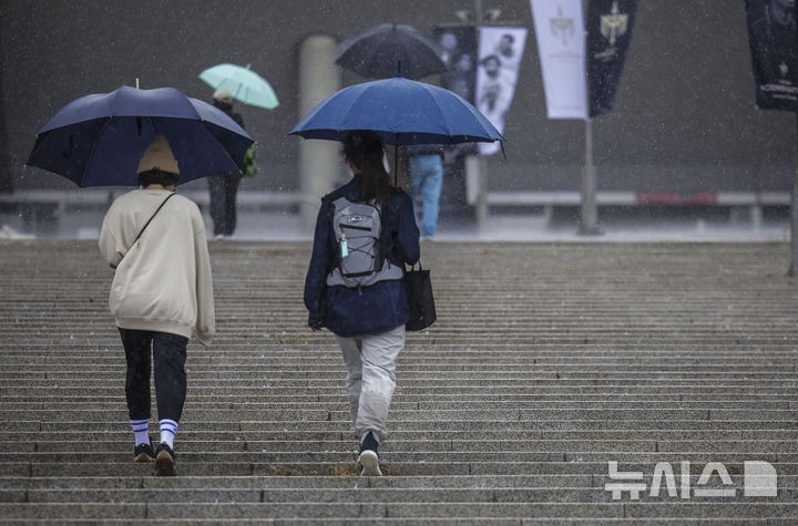 [서울=뉴시스] 정병혁 기자 = 비가 내린 18일 서울 마포구 서울월드컵경기장 인근에서 우산을 쓴 시민들이 이동하고 있다. 2024.10.18. jhope@newsis.com