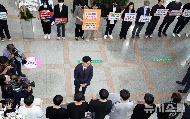 [부산=뉴시스] 하경민 기자 = 국회 교육위원회의 부산대, 경상국립대, 부산대병원, 부산대치과병원, 경상국립대병원 등 5개 기관에 대한 국정감사를 앞둔 18일 오후 부산 금정구 부산대 대학본부 로비에서 '부산대학교 의과대학 비상대책위원회' 소속 학생과 교수 등이 조건없는 휴학 승인 등을 촉구하는 피켓 시위를 연 가운데 국민의힘 조정훈 감사반장이 학생 및 교수들과 인사하고 있다. 2024.10.18. yulnetphoto@newsis.com