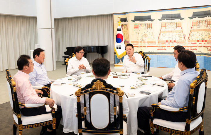 [서울=뉴시스] 조수정 기자 = 윤석열 대통령이 18일 서울 한남동 관저에서 박형준 부산광역시장, 김두겸 울산광역시장, 박완수 경남도지사와 정책간담회 및 만찬을 함께하고 있다. 왼쪽부터 시계방향으로 홍철호 정무수석, 박 지사. 박 시장, 윤 대통령, 김 시장, 정진석 대통령 비서실장, 성태윤 정책실장. (사진=대통령실 제공) 2024.10.18. photo@newsis.com *재판매 및 DB 금지