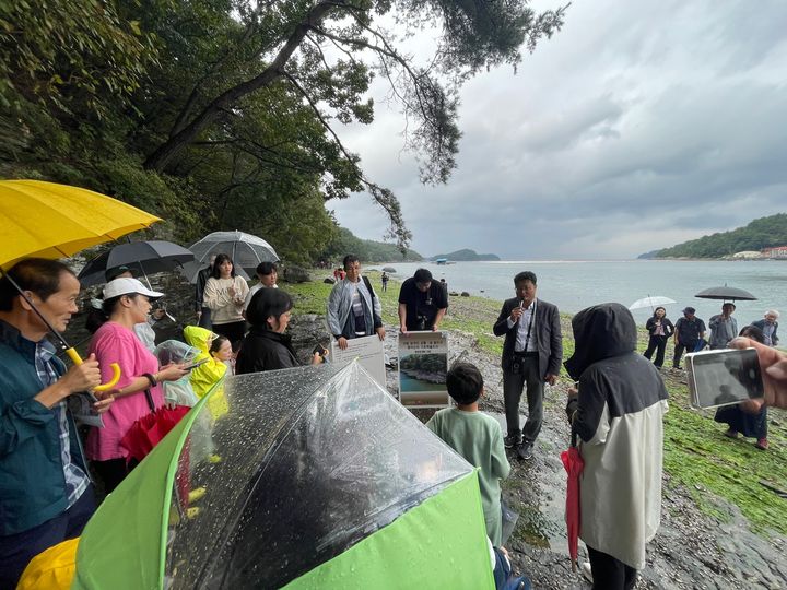 [거제=뉴시스] 신정철 기자= 진주교육대학교부설 한국지질유산연구소 김경수 교수(사진)는 18일 오후 스테고사우르스, 하드로사우르스류, 백악기의 목 긴 초식 공룡(용각류), 육식 공룡 등의 공룡발자국을 확인하는 현장공개회를 갖고 발굴 조사 과정을 설명하고 있다.(사진=거제시 제공).2024.10.19. photo@newsis.com. *재판매 및 DB 금지