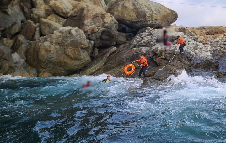 [여수=뉴시스] 19일 오전 8시49분께 여수시 삼산면 거문도 갯바위에서 낚시객 A(41) 씨가 물에 빠졌다는 신고가 접수돼 해경이 구조에 나서고 있다. (사진 = 여수해경 제공) 2024.10.19. photo@newsis.com *재판매 및 DB 금지