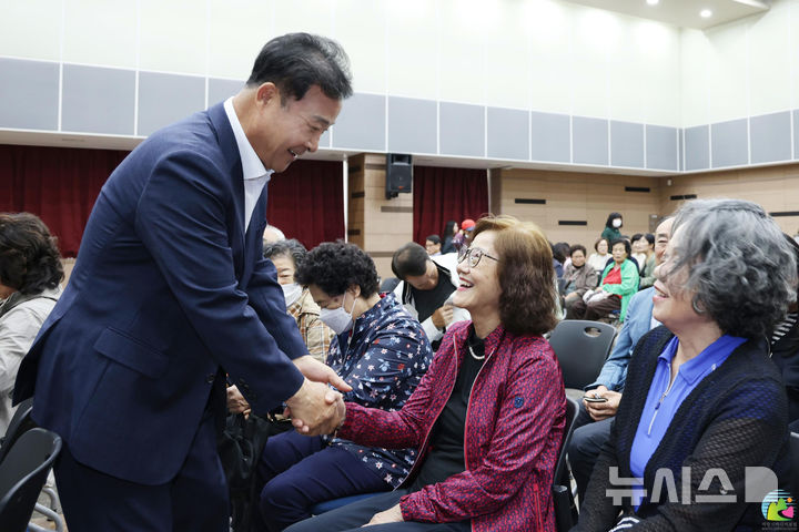 [의왕=뉴시스] 김성제 시장이 '찾아가는 시장실' 운영 현장을 찾은 시민들과 반갑게 인사를 하고 있다.(사진=의왕시 제공). 2024.10.20. photo@newsis.com *재판매 및 DB 금지