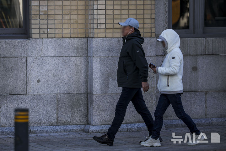 [서울=뉴시스] 정병혁 기자 = 전국 대부분 지역 아침 기온이 10도 내외로 떨어지며 쌀쌀한 날씨를 보인 20일 서울 종로구 광화문역 인근에서 두꺼운 옷차림을 한 여행객들이 이동하고 있다. 2024.10.20. jhope@newsis.com