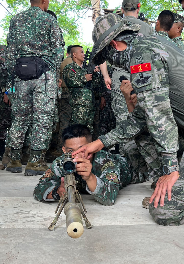 [서울=뉴시스] 해병대는 20일(현지시각) 필리핀 일대에서 연합작전 수행능력 향상을 위해 25일까지 열리는 ’2024 카만닥(KAMANDAG) 훈련’에 참가하고 있다고 밝혔다.   해병대가 3년 연속으로 참가한 카만닥 훈련은 미국과 필리핀 해병대가 우방국 간 협력을 통해 대테러 역량 강화와 연안방어 및 전투기술 배양을 위해 2017년부터 실시하고 있는 다국적 연합훈련이다. 사진은 카만닥훈련 미-필 해병의 한국 해병대 장비 체험실습의 모습. (사진=해병대 제공) 2024.10.20. photo@newsis.com *재판매 및 DB 금지