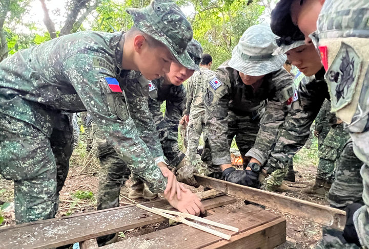 [서울=뉴시스] 해병대는 20일(현지시각) 필리핀 일대에서 연합작전 수행능력 향상을 위해 25일까지 열리는 ’2024 카만닥(KAMANDAG) 훈련’에 참가하고 있다고 밝혔다.   해병대가 3년 연속으로 참가한 카만닥 훈련은 미국과 필리핀 해병대가 우방국 간 협력을 통해 대테러 역량 강화와 연안방어 및 전투기술 배양을 위해 2017년부터 실시하고 있는 다국적 연합훈련이다. 사진은 카만닥훈련 정글생존훈련의 모습. (사진=해병대 제공) 2024.10.20. photo@newsis.com *재판매 및 DB 금지