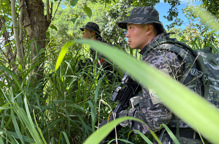 [서울=뉴시스] 해병대는 20일(현지시각) 필리핀 일대에서 연합작전 수행능력 향상을 위해 25일까지 열리는 ’2024 카만닥(KAMANDAG) 훈련’에 참가하고 있다고 밝혔다.   해병대가 3년 연속으로 참가한 카만닥 훈련은 미국과 필리핀 해병대가 우방국 간 협력을 통해 대테러 역량 강화와 연안방어 및 전투기술 배양을 위해 2017년부터 실시하고 있는 다국적 연합훈련이다. 사진은 카만닥훈련 연합수색훈련의 모습. (사진=해병대 제공) 2024.10.20. photo@newsis.com *재판매 및 DB 금지