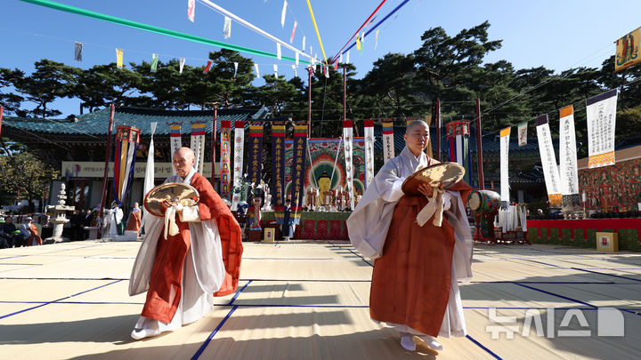 [서울=뉴시스] 김선웅 기자 = 20일 서울 은평구 진관사에서 봉행된 수륙재 개건 626주년 기념 2024 진관사 국행수륙재에서 비구니 승려들이 바라춤을 추고 있다. 국행수륙재는 나라의 안녕과 백성의 평안을 기원하고 한반도에서 죽어간 고혼들의 넋을 위로하는 불교의식이며 국가무형유산으로 지정돼있다. 2024.10.20. mangusta@newsis.com