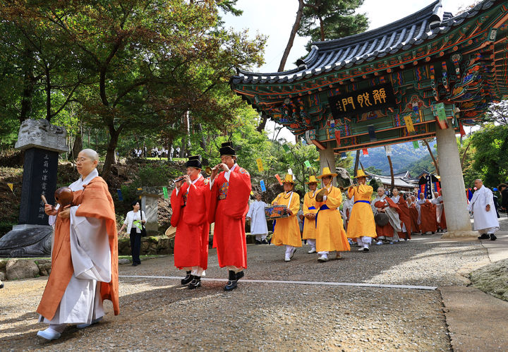 [서울=뉴시스] 김선웅 기자 = 19일 서울 은평구 진관사에서 '수륙재 재건 626주년 기념 2024 진관사 국행수륙재'가 봉행됐다. 참석자들이 국가와 국민을 위해 헌신하다 희생한 군인, 경찰, 소방 공무원 등 제복 공무원들의 넋을 기리고 국민들의 평안과 건강을 기원하며 시련행렬을 이어가고 있다. 지난 달 1일 입재를 시작으로 49일 동안 봉행된 수륙재는 19일과 20일에 걸쳐 회향했다. 조선시대 왕실 주도로 진행됐던 국행수륙재는 나라의 안녕과 백성의 평안을 기원하고 이 땅 한반도에서 죽어간 고혼들의 넋을 달래고 위로하는 불교의례이며 49일 간 진행된 국행수륙재는 국가무형유산으로 지정된 한국의 대표 의례다. (사진=진관사 제공) 2024.10.20. photo@newsis.com *재판매 및 DB 금지