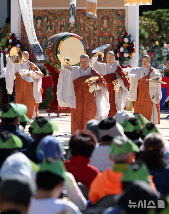 [서울=뉴시스] 김선웅 기자 = 20일 서울 은평구 진관사에서 수륙재 개건 626주년 기념 2024 진관사 국행수륙재가 봉행되고 있다.국행수륙재는 나라의 안녕과 백성의 평안을 기원하고 한반도에서 죽어간 고혼들의 넋을 위로하는 불교의식이며 국가무형유산으로 지정돼있다. 2024.10.20. mangusta@newsis.com