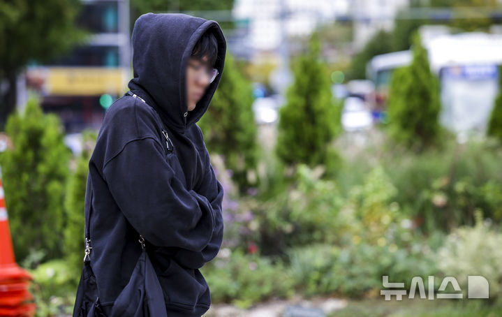 [서울=뉴시스] 정병혁 기자 = 쌀쌀한 날씨를 보인 21일 서울 종로구 광화문네거리에서 몸을 웅크린 시민들이 이동하고 있다. 2024.10.21. jhope@newsis.com