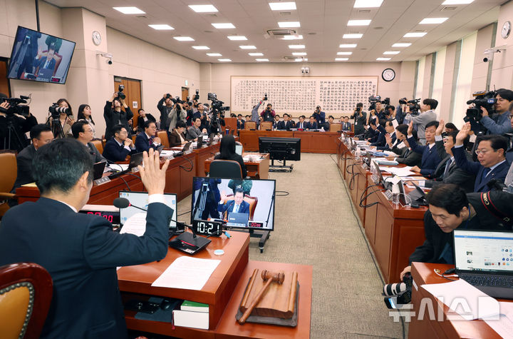 [서울=뉴시스] 고승민 기자 = 정청래 국회 법사위원장이 21일 서울 여의도 국회에서 열린 법제사법위원회의 대검찰청 국정감사에서 김건희 여사와 최은순 씨에 대한 동행명령장 발부에 대해 거수 표결을 하고 있다. 2024.10.21. kkssmm99@newsis.com