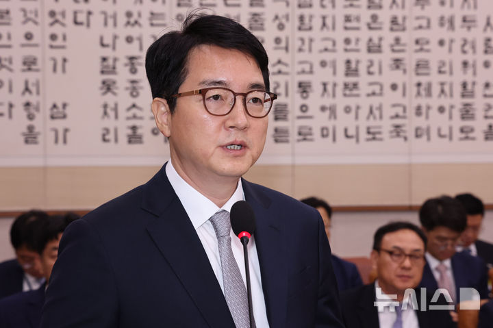 [서울=뉴시스] 권창회 기자 = 심우정 검찰총장이 21일 오전 서울 여의도 국회에서 열린 법제사법위원회 대검찰청 국정감사에서 업무보고를 하고 있다. 2024.10.21. kch0523@newsis.com