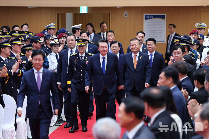 [서울=뉴시스] 최진석 기자 = 윤석열 대통령이 21일 서울 서대문구 경찰청에서 열린 제79주년 경찰의날 기념식에 입장하고 있다. 2024.10.21. myjs@newsis.com