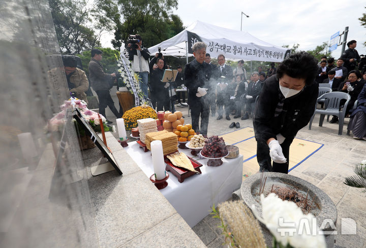 [서울=뉴시스] 김명년 기자 = 21일 오전 서울 성동구 성수대교 북단 인근 성수대교 사고 희생자 위령비에서 열린 제30주기 합동위령제에서 유가족이 분향하고 있다. 성수대교 붕괴사고는 30년 전인 1994년 10월21일 오전 성수대교 상부가 무너지며 당시 등교중이던 무학여고 학생 8명 포함 시민 32명이 사망하고 17명이 다친 사고다. 2024.10.21. kmn@newsis.com