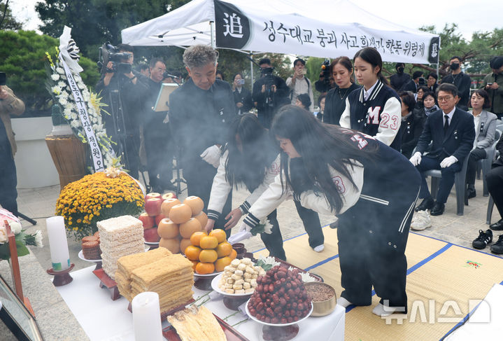 [서울=뉴시스] 김명년 기자 = 21일 오전 서울 성동구 성수대교 북단 인근 성수대교 사고 희생자 위령비에서 열린 제30주기 합동위령제에서 무학여고 학생들이 헌화하고 있다. 성수대교 붕괴사고는 30년 전인 1994년 10월21일 오전 성수대교 상부가 무너지며 당시 등교중이던 무학여고 학생 8명 포함 시민 32명이 사망하고 17명이 다친 사고다. 2024.10.21. kmn@newsis.com