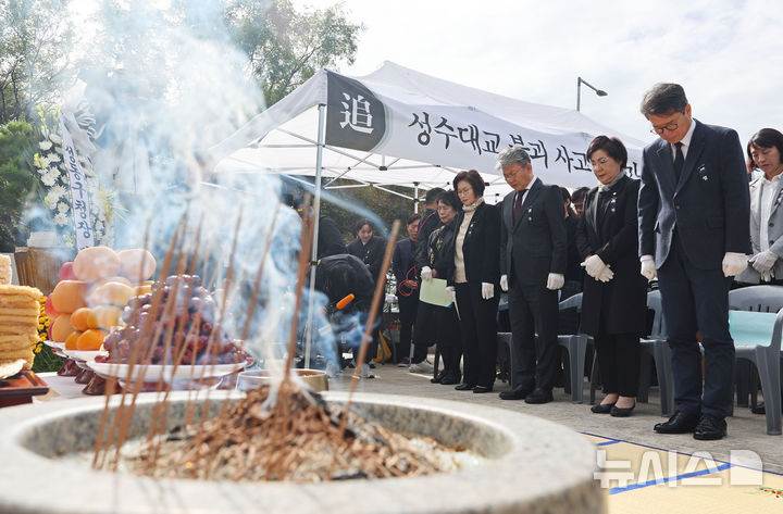 [서울=뉴시스] 김명년 기자 = 21일 오전 서울 성수대교 북단 위령탑 앞에서 열린 성수대교 붕괴사고 30주기 합동위령제에서 참석자들이 묵념하고 있다. 성수대교 붕괴사고는 30년 전인 1994년 10월21일 오전 성수대교 상부가 무너지며 당시 등교중이던 무학여고 학생 8명 포함 시민 32명이 사망하고 17명이 다친 사고다.(공동취재) 2024.10.21. kmn@newsis.com