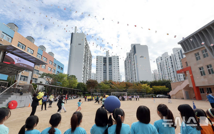 [인천=뉴시스] 전진환 기자 = 21일 오전 인천 부평구 부곡초등학교에서 열린 가을운동회에서 어린이들이 볼 굴리기를 하고 있다. 2024.10.21. amin2@newsis.com