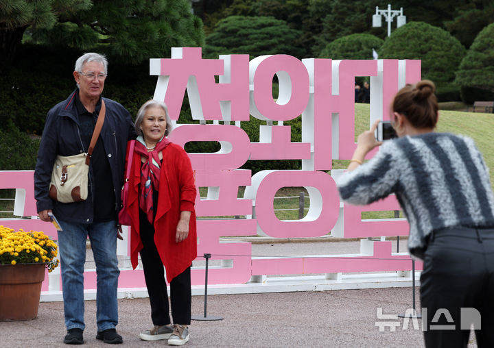 [서울=뉴시스] 김명년 기자 = 21일 오후 서울 종로구 청와대에서 외국인 관광객들이 기념촬영을 하고 있다. 청와대재단에 따르면 지난 9월 기준 청와대 방문 외국인 비율이 전체 관람객 중 약 29.1%를 차지한다. 개방 초기인 2022년 5월엔 외국인 관람객이 1600여명에 불과했지만, 지난 9월 5만7000명에 육박해 약 37배나 증가했다. 누적 관람객은 60만 명으로 총 관람객 638만명 중 9%에 해당하는 수치다. 2024.10.21. kmn@newsis.com