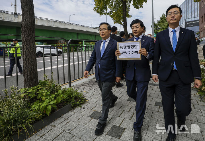 [서울=뉴시스] 정병혁 기자 = 더불어민주당 장경태, 이건태, 이성윤 의원이 21일 서울 용산구 대통령관저 인근에서 김건희 여사에 대한 동행명령장을 전달하기 위해 이동하고 있다. 2024.10.21. jhope@newsis.com