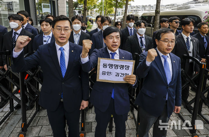 [서울=뉴시스] 정병혁 기자 = 더불어민주당 장경태, 이건태, 이성윤 의원이 21일 서울 용산구 대통령관저 인근에서 김건희 여사에 대한 동행명령장을 전달하기 위해 이동하던 도중 경찰에 가로막혀 구호를 외치고 있다. 2024.10.21. jhope@newsis.com