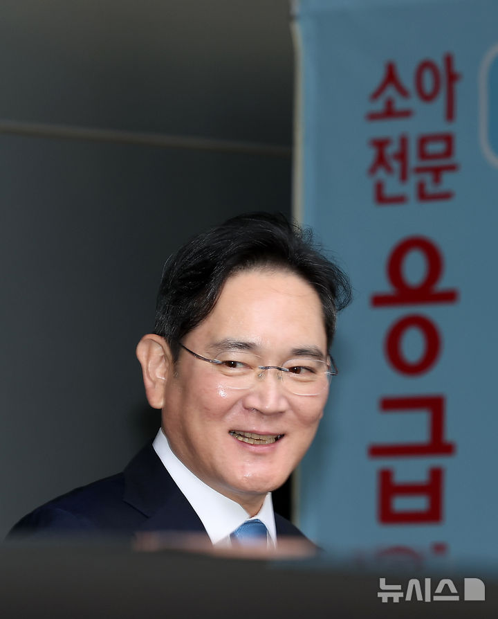 [서울=뉴시스] 김명년 기자 = 이재용 삼성전자 회장이 21일 오후 서울 종로구 서울대병원 어린이병원에서 열린 소아암·희귀질환 지원사업단 행사를 마치고 이동하고 있다. 2024.10.21. kmn@newsis.com