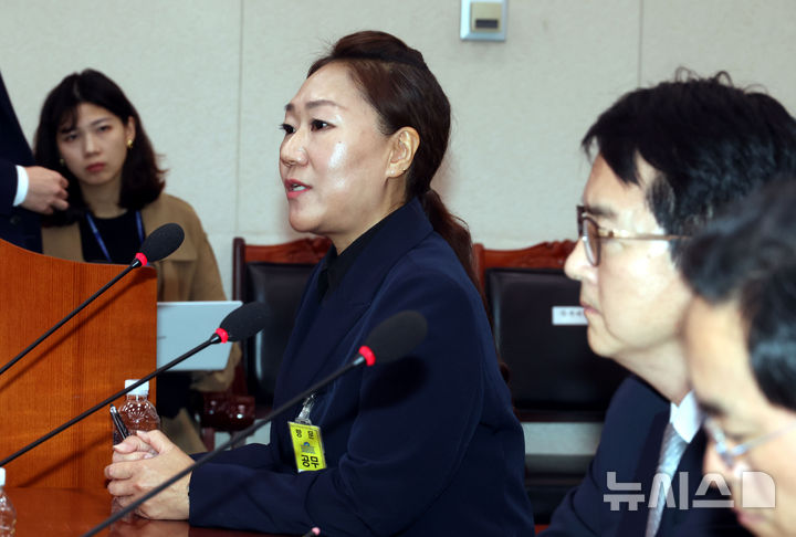 [서울=뉴시스] 조성봉 기자 = 김영선 전 국민의힘 의원 회계책임자인 강혜경 씨가 21일 오후 서울 여의도 법제사법위원회에서 열린 대검찰청에 대한 국정감사에서 의원들의 질의에 답변하고 있다. 2024.10.21. suncho21@newsis.com