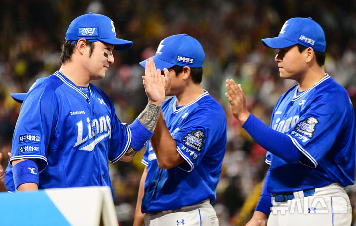 [광주=뉴시스] 이영주 기자 = 2024 신한 쏠뱅크 KBO 한국시리즈 1차전이 열리는 21일 오후 광주 북구 광주-기아챔피언스필드, 삼성 박병호가 그라운드 위로 들어오며 동료들과 인사하고 있다. 2024.10.21. leeyj2578@newsis.com