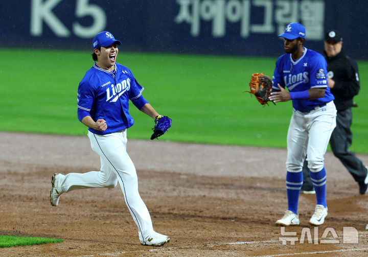 [광주=뉴시스] 전신 기자 = 21일 광주 북구 광주-기아챔피언스필드에서 열린 2024 KBO 포스트시즌 한국시리즈 1차전 삼성 라이온즈와 KIA 타이거즈의 경기에서 4회말 2사 1, 2루 삼성 선발 원태인이 KIA 최원준을 직접 1루에서 포스아웃 시킨 뒤 기뻐하고 있다. photo1006@newsis.com