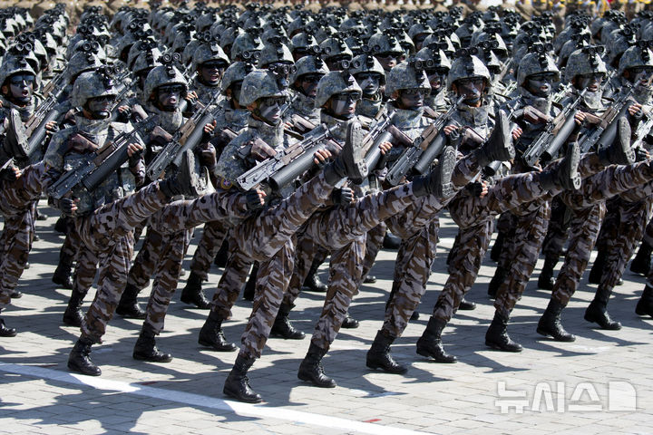 [평양=AP/뉴시스]﻿미국 정부는 28일(현지시각) 북한이 약 1만명의 병력을 우크라이나로 보냈으며, 이들 중 일부는 이미 전선 인근으로 이동했다고 밝혔다. 사진은 2018년 9월9일 북한 평양에서 열린 북한 건국 70주년 기념 열병식에서 행진하고 있는 북한 군인들. 2024.10.29.