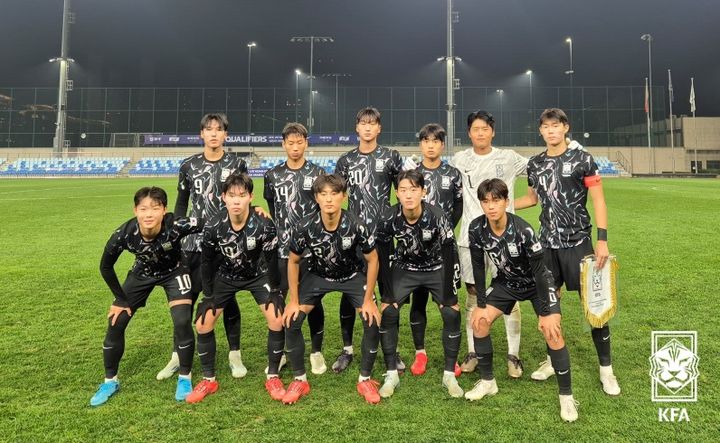 [서울=뉴시스]U-16 남자 축구대표팀 단체 사진. (사진=대한축구협회 제공)